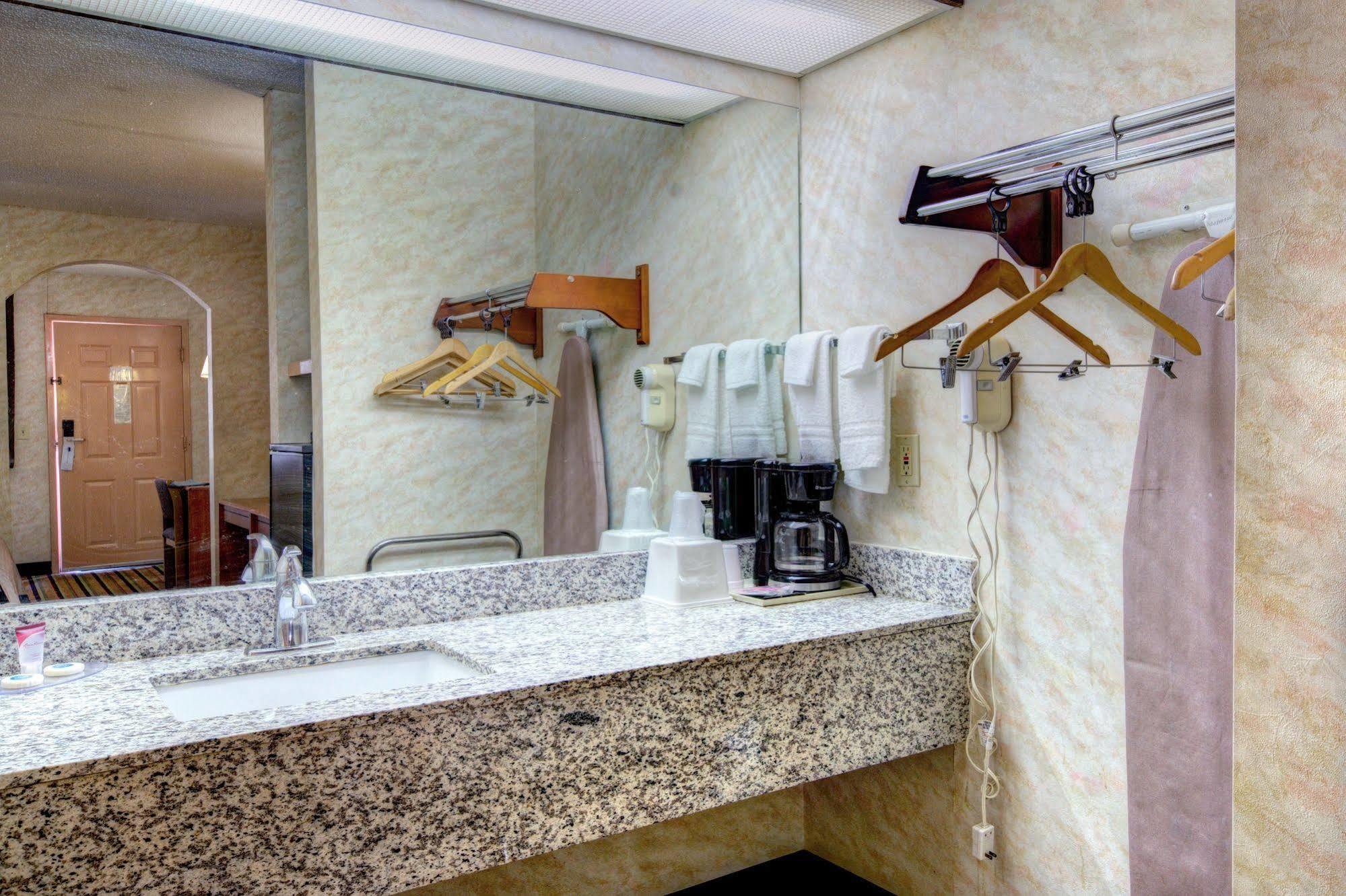 Red Roof Inn & Suites Athens, Al المظهر الخارجي الصورة